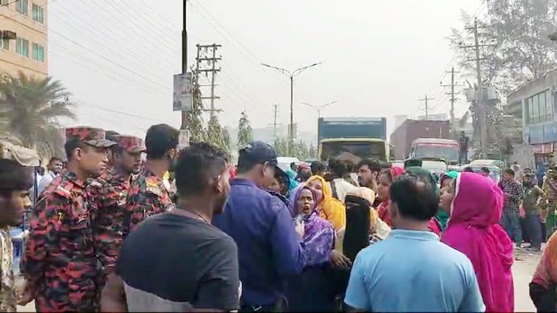 সাভারে পোশাক কারখানার শ্রমিকদের সড়ক অবরোধ